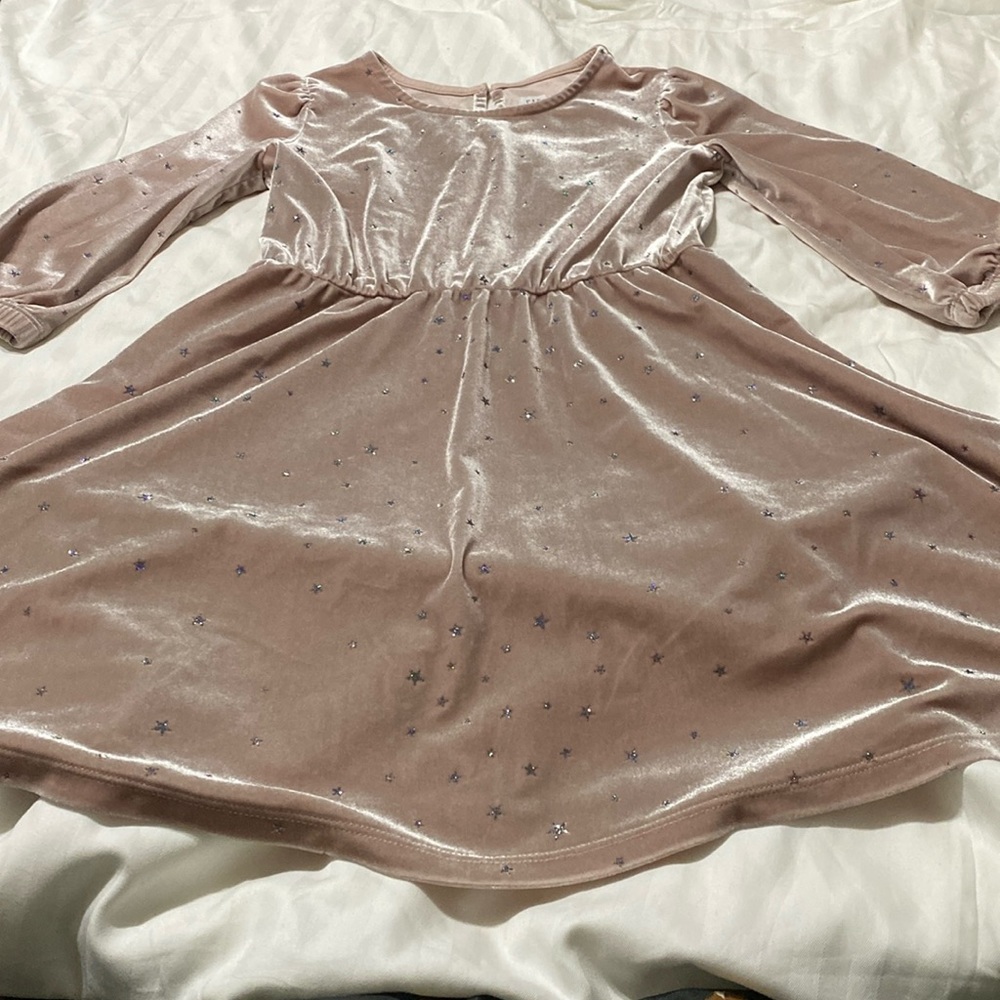 Gap girls medium velvet dusty pink with glitter stars and puff sleeve detail.